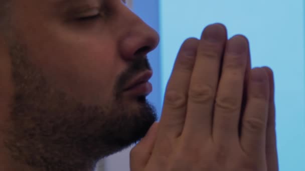 Hombre Casa Mirando Hacia Arriba Rezando Oración Pensando Primer Plano — Vídeo de stock