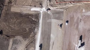 İnşaat alanındaki yol yapım ekipmanlarının hava görüntüsü, açık alan.