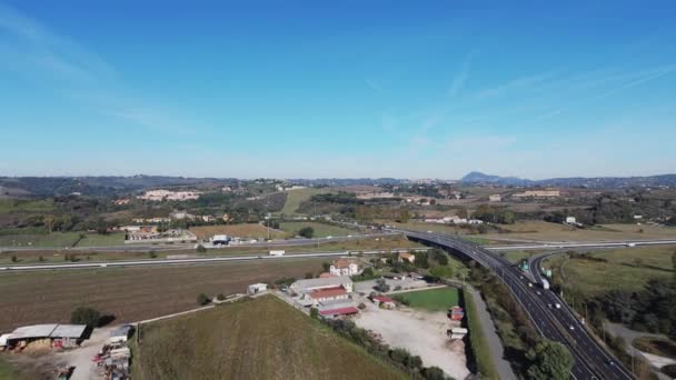Imagini Drone Ale Autostrăzii Înconjurate Terenuri Agricole Păduri Timpul Dimineții — Videoclip de stoc