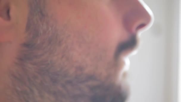 Человек Ест Яблоко Закрыть Рот Мужчины Поедающего Свежие Фрукты Человек — стоковое видео