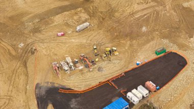 İnşaat alanında ağır inşaat malzemeleri..