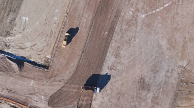 İnşaat alanında ağır inşaat malzemeleri..