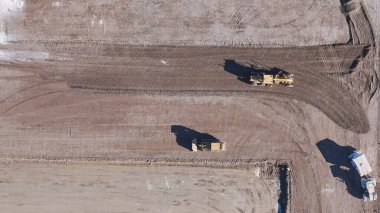 İnşaat alanında ağır inşaat malzemeleri..