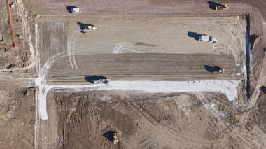 İnşaat alanında ağır inşaat malzemeleri..