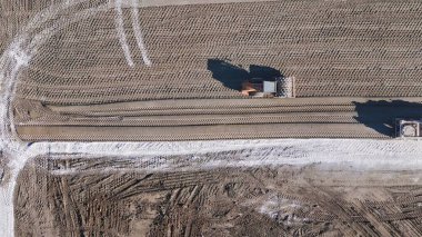 Toprak taşıma ekipmanları. Toprak hareket eden birkaç makineli büyük bir inşaat alanının havadan görüntüsü