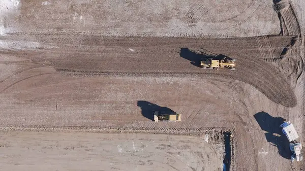 İnşaat alanında ağır inşaat malzemeleri..