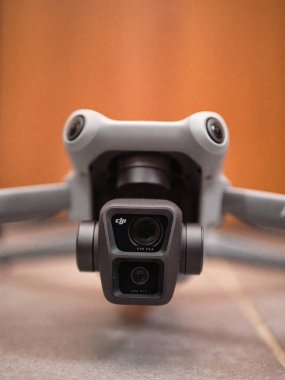 Roma, İtalya, Eylül - 15, 2023: DJI Maviç Air 3, yeni çıkan DJI insansız hava aracı.