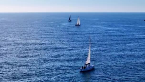 Havadan Görüntüler Lüks Yelkenli Açık Mavi Bir Denizde Beyaz Dalgalarla — Stok video