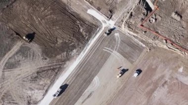 Yeni Yol Geliştirme Projesinde Gündüz Çalışan İnşaat Araçları.