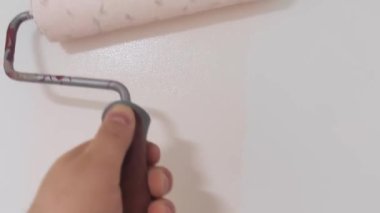 Boyacı Pembe Boyalı Tekerlekli Ev Duvarını Boyuyor.