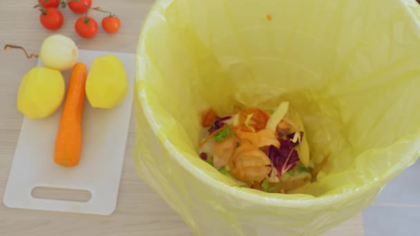 Homem Coloca Resíduos Orgânicos Biodegradáveis Uma Lata Lixo Conceito Coleta — Vídeo de Stock