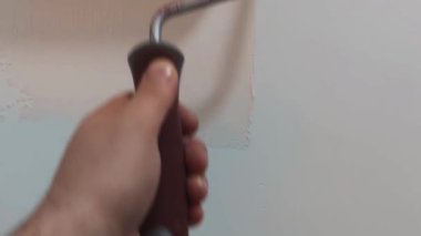 Boyacı Pembe Boyalı Tekerlekli Ev Duvarını Boyuyor.