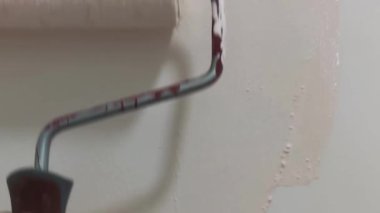 Boyacı Pembe Boyalı Tekerlekli Ev Duvarını Boyuyor.