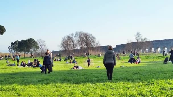 Roma Talya Şubat 2024 Bereketli Yeşil Bir Parkta Insanların Dışarıda — Stok video