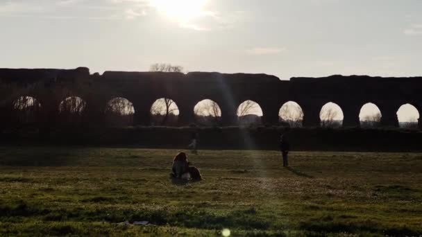 Άνθρωποι Στο Πάρκο Αντικρίζουν Τον Ήλιο — Αρχείο Βίντεο