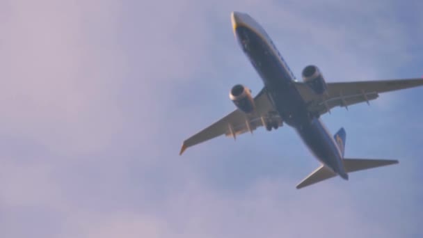 Jet Pasajeros Grandes Que Vuelan Través Del Cielo Azul — Vídeos de Stock