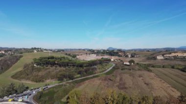 İlkbahar sabahı tarla ve ormanla çevrili otobanın insansız hava aracı görüntüleri..