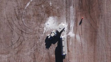 Toprak hareket eden buldozerin havadan görünüşü. Takip edilen bir buldozer kum ocağında çalışıyor. Toprak hareket eden buldozerin sanayi bölgesinde kum çıkarışının en üst görüntüsü.