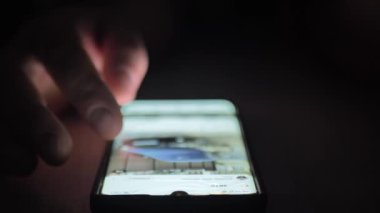 Genç Adam Cep Telefonu ve Sosyal Ağa Bak Kapat.