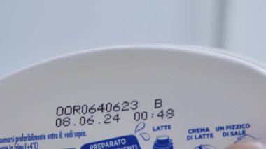 Plastik tereyağı kavanozundaki son kullanma tarihi.