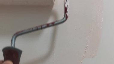 Boyacı Pembe Boyalı Tekerlekli Ev Duvarını Boyuyor.