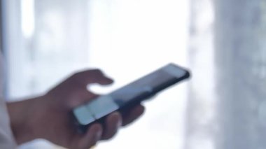 Genç Adam Cep Telefonu ve Sosyal Ağa Bak Kapat.