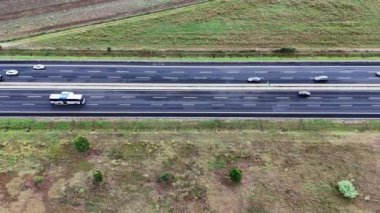 Expressway Road karayolu Üst görünümü ile Modern ulaşım Arial görünümü. Önemli altyapı