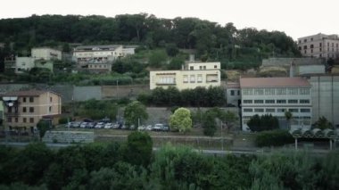 Gün batımında İtalya 'da bir kasaba üzerinde havadan uçuş.