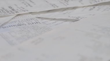 Bir yıldan uzun süredir toplanan çeşitli dükkanlardan organize edilmemiş faturalar.