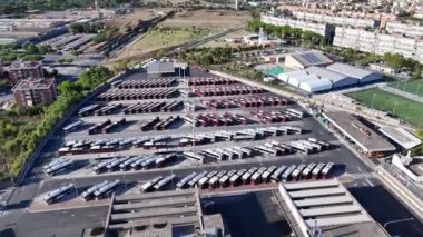 Berrak bir gökyüzünün altındaki hareketli bir şehirde otobüs durağını keşfediyorum..
