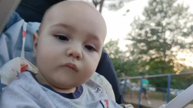 Gecenin erken saatlerinde huzur dolu bir parkın üzerindeki gün batımını merakla seyrediyor..
