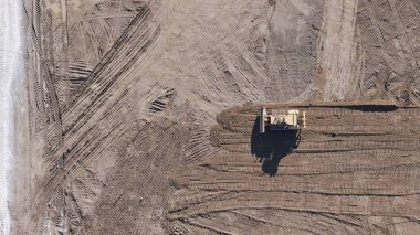 İnşaat alanında ağır inşaat malzemeleri..