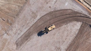 İnşaat alanında ağır inşaat malzemeleri..