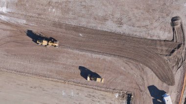 İnşaat alanında ağır inşaat malzemeleri..