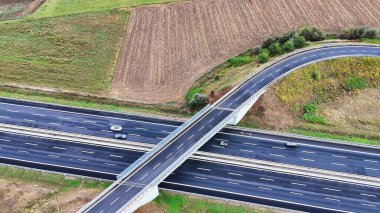 Expressway Road karayolu Üst görünümü ile Modern ulaşım Arial görünümü. Önemli altyapı