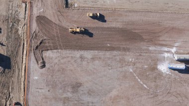 Toprak taşıma ekipmanları. Toprak hareket eden birkaç makineli büyük bir inşaat alanının havadan görüntüsü