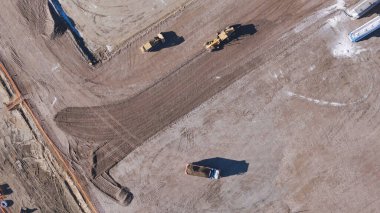 İnşaat alanında ağır inşaat malzemeleri..