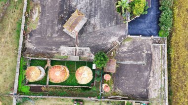 Eski paslı yakıt varilleri İHA görüntüsü.