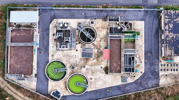 Hava aracı görüntüleme işlemi aktif atık atık su ile kirli lağım suyunu temizliyor Modern teknolojiler atık su arıtma tesisi.