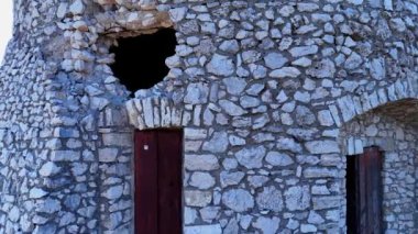 Bu video, mimari detaylarını ve yıpranmış dokusunu vurgulayan eski bir taş kulenin çeşitli yakın çekimlerini gösteriyor.