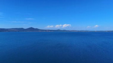 Beyaz bulutlar Hungary 'deki Balaton Gölü üzerinde hareket ediyor.