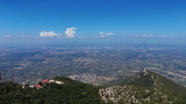 Kamera bir dağın tepesinde, vadide, Monte Gennaro 'da Roma, Lazio, İtalya' da daha fazla dağ olduğunu gösteren kameralar var..
