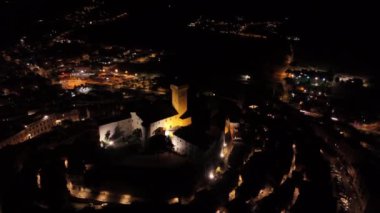 Gece vakti aydınlanmış ortaçağ şatosunun etrafında dönen Palombara Sabina, Roma, Lazio, İtalya