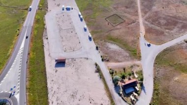 Kampçılar kırsal kesimdeki boş bir otoparka gidiyorlar.