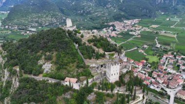 Bir dağın tepesine tünemiş antik bir şatonun kalıntılarının etrafındaki kameralar stratejik konumunu ve çevresini saran manzarayı gözler önüne seriyor.