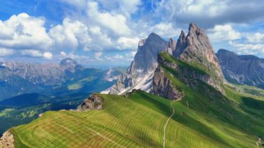 Güneşli bir yaz gününde Seceda sıradağlarıyla İtalyan dolomitlerinin güzel manzarası