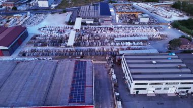 Kamera bir mermer fabrikasını tarıyor, büyük miktarlarda mermer bloklar ortaya çıkarıyor.