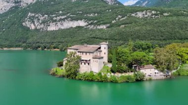 Toblino Kalesi, Trentino, İtalya. Kardinal Bernardo Clesio. Ortaçağ şatosu insansız hava aracı