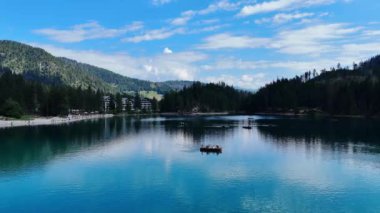 Pragser Wildsee (Pragser Wildsee), ya da Pragser Wildsee Gölü, İtalyan Braies Gölü: Lago di Braies German: Pragser Wildsee, İtalya 'nın güneyindeki Prag Dolomitleri bölgesinde yer alan doğal bir göldür.