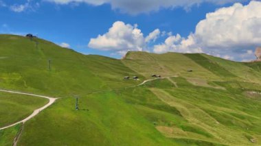 Dolomite Alplerinde dünyaca ünlü Seceda zirvesi, Güney Tyrol Alto Adige, İtalya.